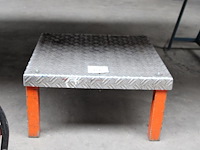Metalen opstapje met afmeting 50 x 50 x 25 cm. - afbeelding 1 van  2