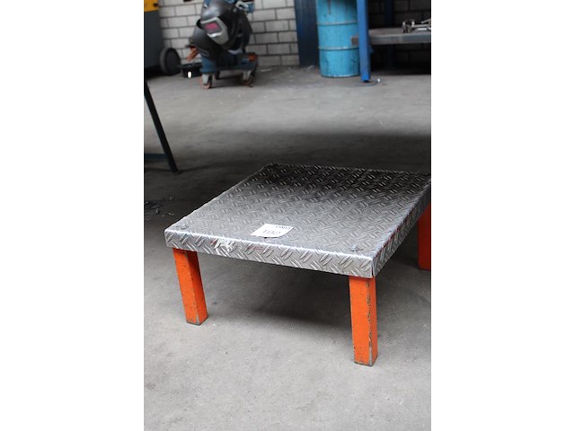 Metalen opstapje met afmeting 50 x 50 x 25 cm. - afbeelding 2 van  2