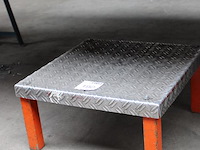 Metalen opstapje met afmeting 50 x 50 x 25 cm. - afbeelding 2 van  2