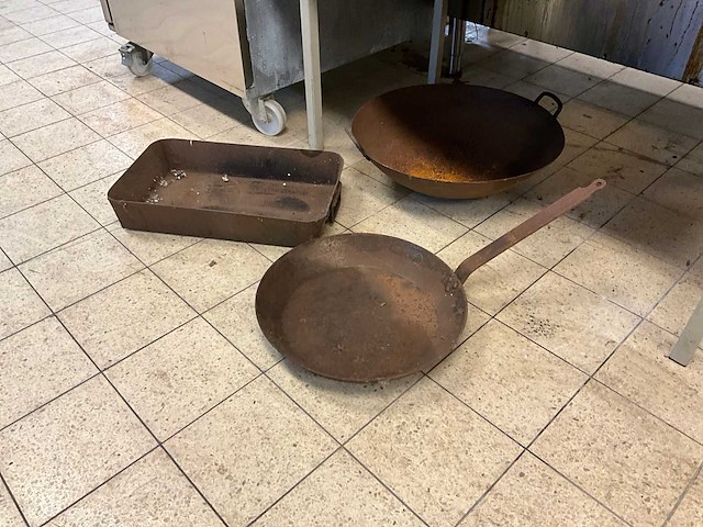 Metalen pan en wok (3x) - afbeelding 1 van  5