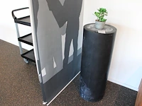 Metalen pilaar, doorsnede 37 cm, hoogte 100 cm.