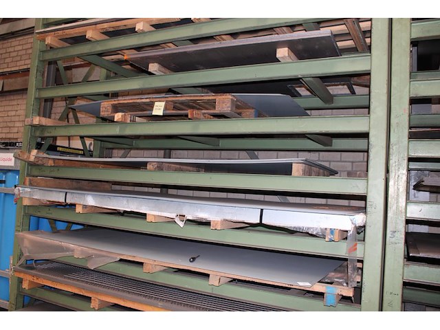 Metalen plaatwerk 150 x 300 cm en reststukken in 2 stellingen w.o. 28 x zincor 2mm, staalplaten tot 10 mm, ... - afbeelding 3 van  7