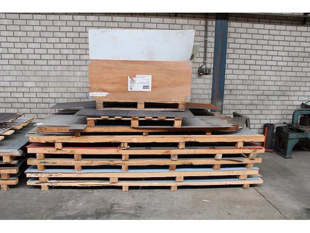 Metalen plaatwerk op 7 pallets w.o. traanplaat, zincor 1,5-3 mm en rvs 5 mm. - afbeelding 1 van  3