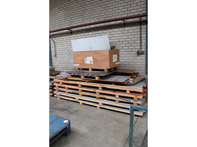 Metalen plaatwerk op 7 pallets w.o. traanplaat, zincor 1,5-3 mm en rvs 5 mm. - afbeelding 2 van  3