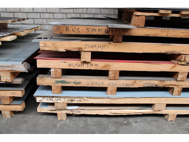 Metalen plaatwerk op 7 pallets w.o. traanplaat, zincor 1,5-3 mm en rvs 5 mm. - afbeelding 3 van  3