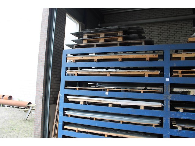 Metalen plaatwerk w.o. senzimir verzinkt, geperforeerd rvs en aluminium in linker stellingsdeel. let op: in... - afbeelding 1 van  6