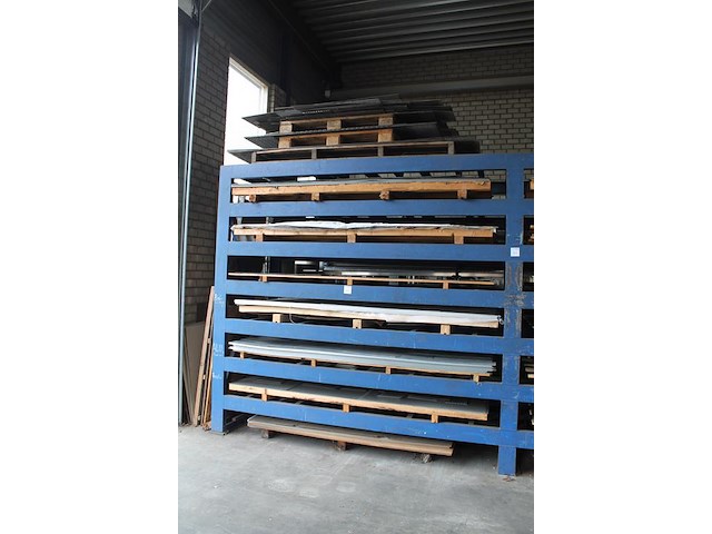 Metalen plaatwerk w.o. senzimir verzinkt, geperforeerd rvs en aluminium in linker stellingsdeel. let op: in... - afbeelding 2 van  6