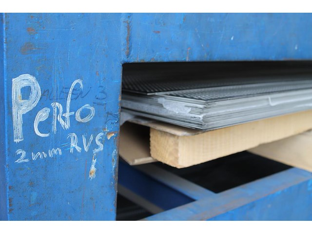 Metalen plaatwerk w.o. senzimir verzinkt, geperforeerd rvs en aluminium in linker stellingsdeel. let op: in... - afbeelding 3 van  6