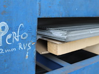 Metalen plaatwerk w.o. senzimir verzinkt, geperforeerd rvs en aluminium in linker stellingsdeel. let op: in... - afbeelding 3 van  6