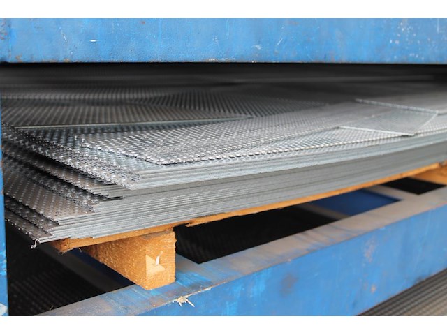 Metalen plaatwerk w.o. senzimir verzinkt, geperforeerd rvs en aluminium in linker stellingsdeel. let op: in... - afbeelding 4 van  6