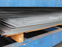 Metalen plaatwerk w.o. senzimir verzinkt, geperforeerd rvs en aluminium in linker stellingsdeel. let op: in... - afbeelding 4 van  6