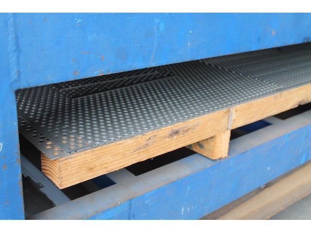Metalen plaatwerk w.o. senzimir verzinkt, geperforeerd rvs en aluminium in linker stellingsdeel. let op: in... - afbeelding 5 van  6