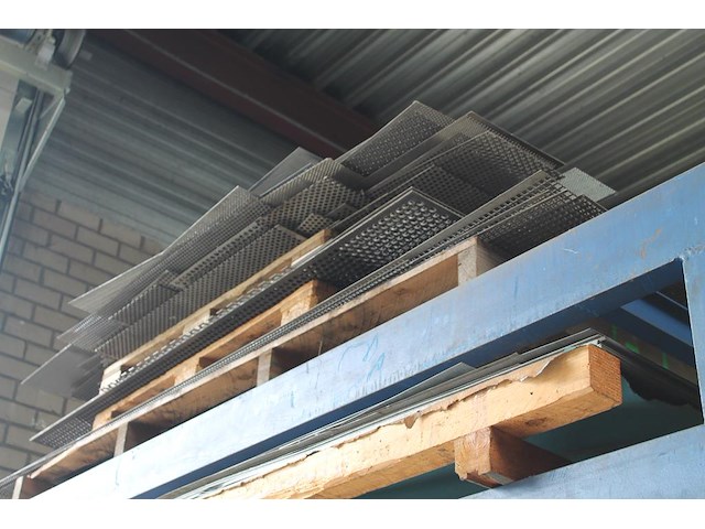 Metalen plaatwerk w.o. senzimir verzinkt, geperforeerd rvs en aluminium in linker stellingsdeel. let op: in... - afbeelding 6 van  6