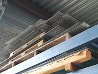Metalen plaatwerk w.o. senzimir verzinkt, geperforeerd rvs en aluminium in linker stellingsdeel. let op: in... - afbeelding 6 van  6