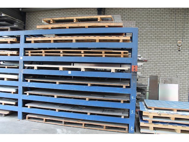 Metalen plaatwerk w.o. staalnetten, 5x rvs 2mm en 16x staal 3,4 en 5mm en dibond in rechterstellingsdeel. ... - afbeelding 1 van  6