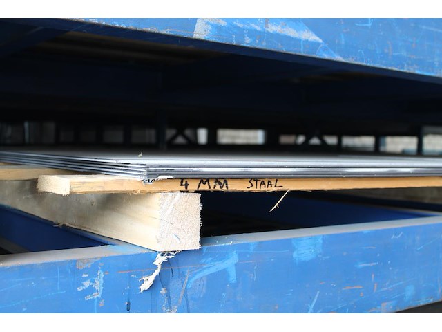 Metalen plaatwerk w.o. staalnetten, 5x rvs 2mm en 16x staal 3,4 en 5mm en dibond in rechterstellingsdeel. ... - afbeelding 3 van  6