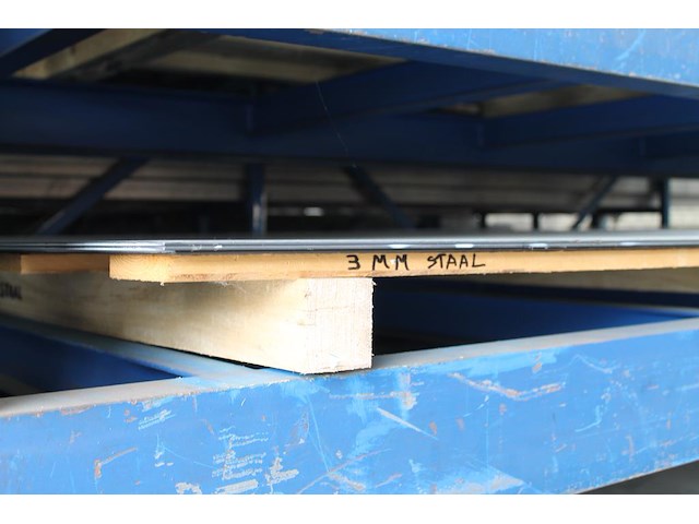 Metalen plaatwerk w.o. staalnetten, 5x rvs 2mm en 16x staal 3,4 en 5mm en dibond in rechterstellingsdeel. ... - afbeelding 4 van  6