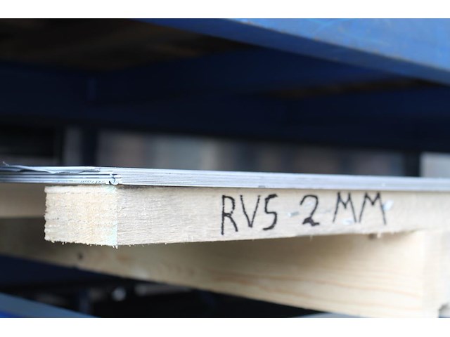 Metalen plaatwerk w.o. staalnetten, 5x rvs 2mm en 16x staal 3,4 en 5mm en dibond in rechterstellingsdeel. ... - afbeelding 5 van  6
