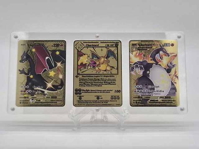 Metalen pokémon charizard kaarten in luxe acryl display - afbeelding 1 van  7