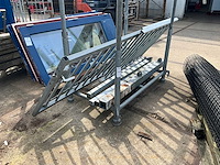Metalen poort in juk - afbeelding 2 van  4