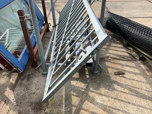 Metalen poort in juk - afbeelding 3 van  4
