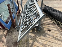 Metalen poort in juk - afbeelding 3 van  4
