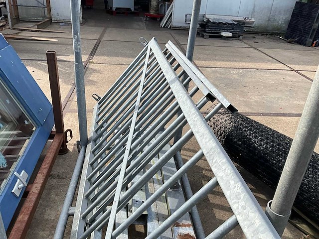 Metalen poort in juk - afbeelding 4 van  4