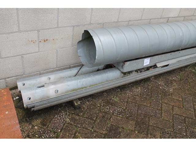 Metalen producten w.o. vangrailsen, spirobuis, zeer zware buis met lengte ca. 4m (1200 kg) en inpakklem. - afbeelding 2 van  4
