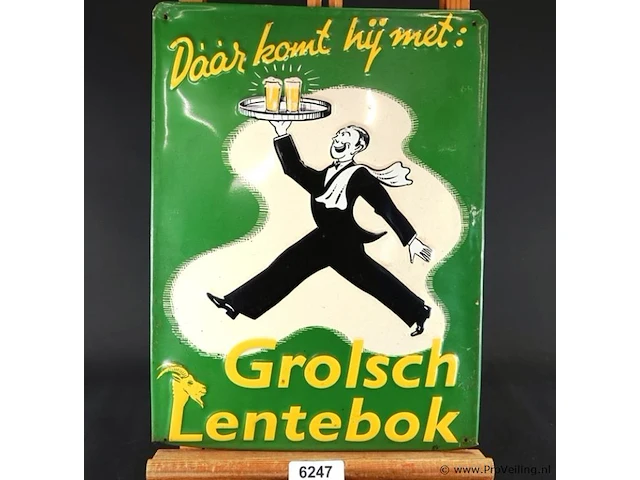 Metalen reclamebord van grolsch lentebok met een afbeelding van een dienblad dragende kelner en de tekst "daár komt hij met: grolsch lentebok" - afbeelding 1 van  5