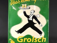 Metalen reclamebord van grolsch lentebok met een afbeelding van een dienblad dragende kelner en de tekst "daár komt hij met: grolsch lentebok" - afbeelding 2 van  5