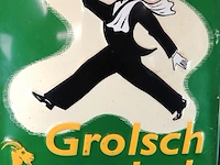 Metalen reclamebord van grolsch lentebok met een afbeelding van een dienblad dragende kelner en de tekst "daár komt hij met: grolsch lentebok" - afbeelding 3 van  5