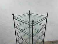 Metalen rek met glazen platen