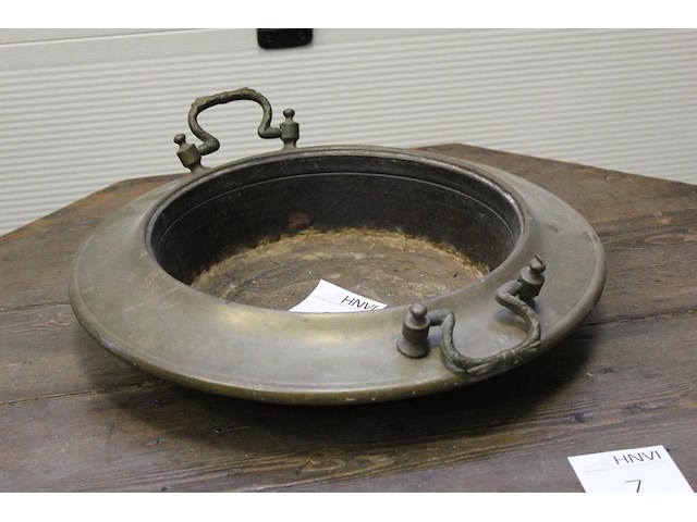 Metalen schaal met handgrepen. doorsnede 44 cm. doorsnede binnenring 30 cm. - afbeelding 1 van  5