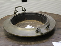 Metalen schaal met handgrepen. doorsnede 44 cm. doorsnede binnenring 30 cm.