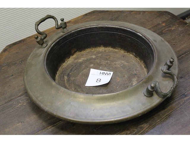 Metalen schaal met handgrepen. doorsnede 44 cm. doorsnede binnenring 30 cm. - afbeelding 2 van  5