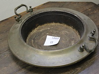 Metalen schaal met handgrepen. doorsnede 44 cm. doorsnede binnenring 30 cm. - afbeelding 2 van  5