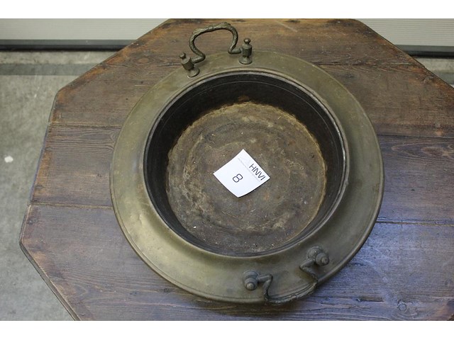 Metalen schaal met handgrepen. doorsnede 44 cm. doorsnede binnenring 30 cm. - afbeelding 3 van  5
