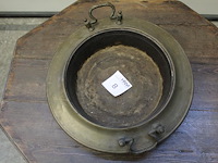 Metalen schaal met handgrepen. doorsnede 44 cm. doorsnede binnenring 30 cm. - afbeelding 3 van  5