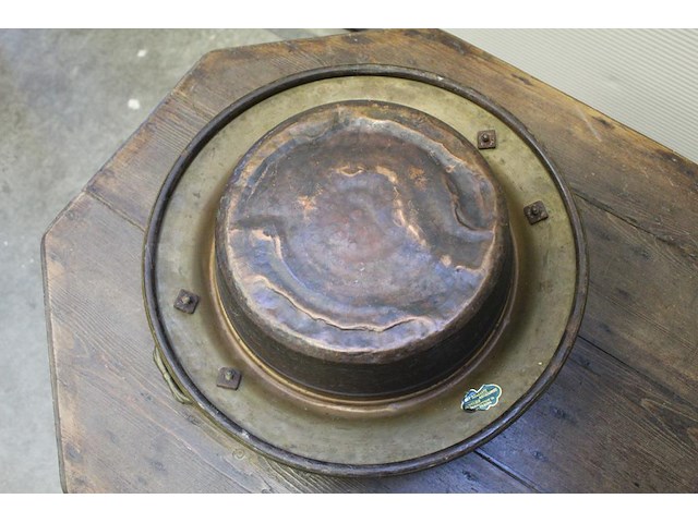 Metalen schaal met handgrepen. doorsnede 44 cm. doorsnede binnenring 30 cm. - afbeelding 4 van  5