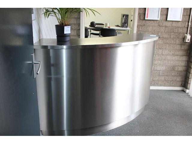 Metalen servicebalie met 2 vakken. afmeting 162 x 36 x 110 cm. - afbeelding 1 van  3