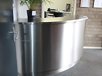 Metalen servicebalie met 2 vakken. afmeting 162 x 36 x 110 cm.