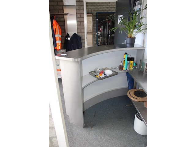 Metalen servicebalie met 2 vakken. afmeting 162 x 36 x 110 cm. - afbeelding 3 van  3