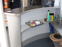 Metalen servicebalie met 2 vakken. afmeting 162 x 36 x 110 cm. - afbeelding 3 van  3