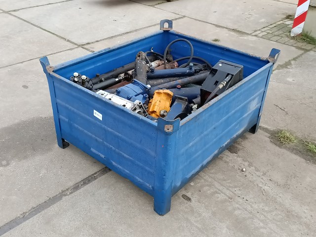 Metalen stapelkrat gevuld met diverse onderdelen - afbeelding 1 van  5