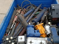 Metalen stapelkrat gevuld met diverse onderdelen - afbeelding 2 van  5