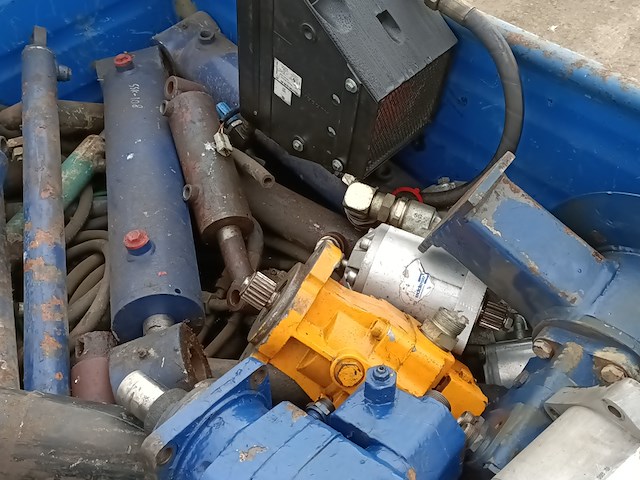 Metalen stapelkrat gevuld met diverse onderdelen - afbeelding 3 van  5