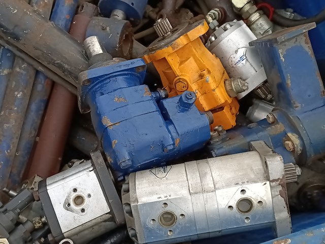 Metalen stapelkrat gevuld met diverse onderdelen - afbeelding 4 van  5