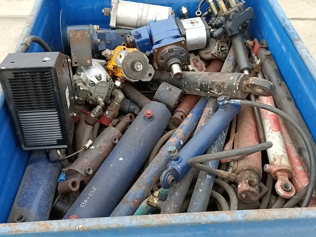 Metalen stapelkrat gevuld met diverse onderdelen - afbeelding 5 van  5