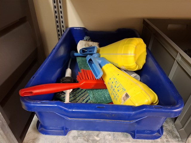 Metalen stelling met diverse schoonmaaktoebehoren - afbeelding 2 van  14