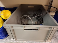 Metalen stelling met diverse schoonmaaktoebehoren - afbeelding 3 van  14